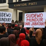 Gibran Antar Undangan HUT ke Try Sutrisno