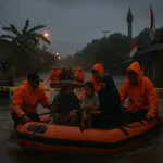 Evakuasi Banjir Lumajang Dengan Perahu Karet