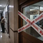 KPK Segel Ruang Bupati Bekasi Usai OTT Malam Hari