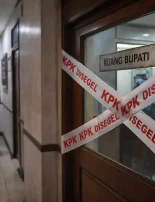 KPK Segel Ruang Bupati Bekasi Usai OTT Malam Hari