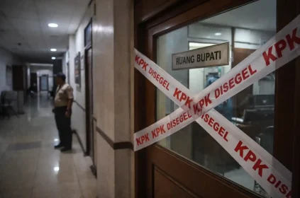 KPK Segel Ruang Bupati Bekasi Usai OTT Malam Hari