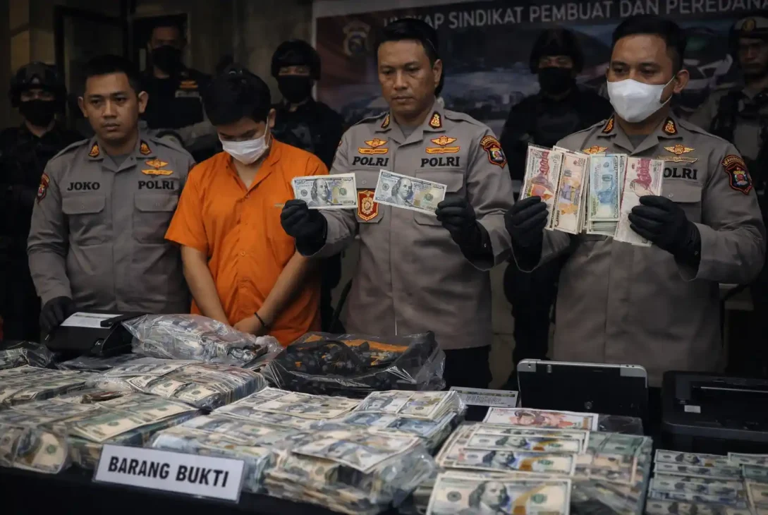 Sindikat Dolar Palsu Terbongkar Ribuan Lembar Disita